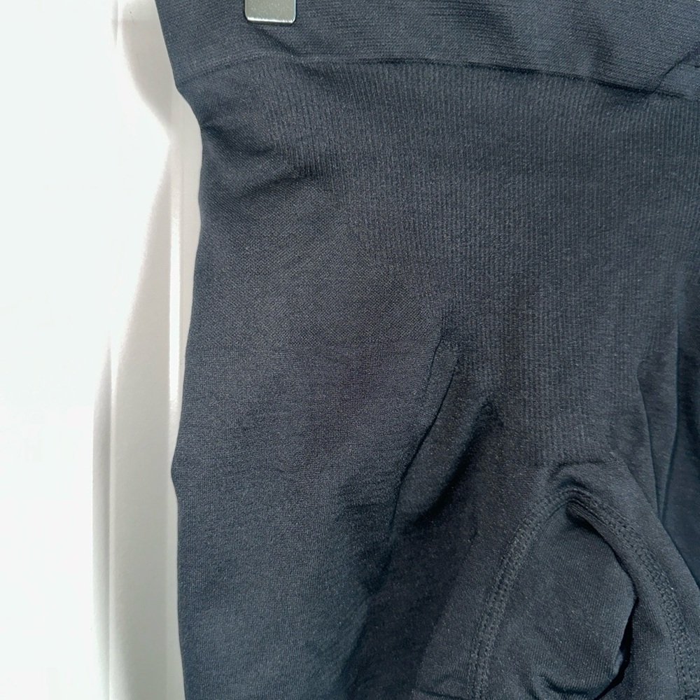 Gloria Vanderbilt Lightweight Stretch Biker Shorts Black M - Picture 2 of 4